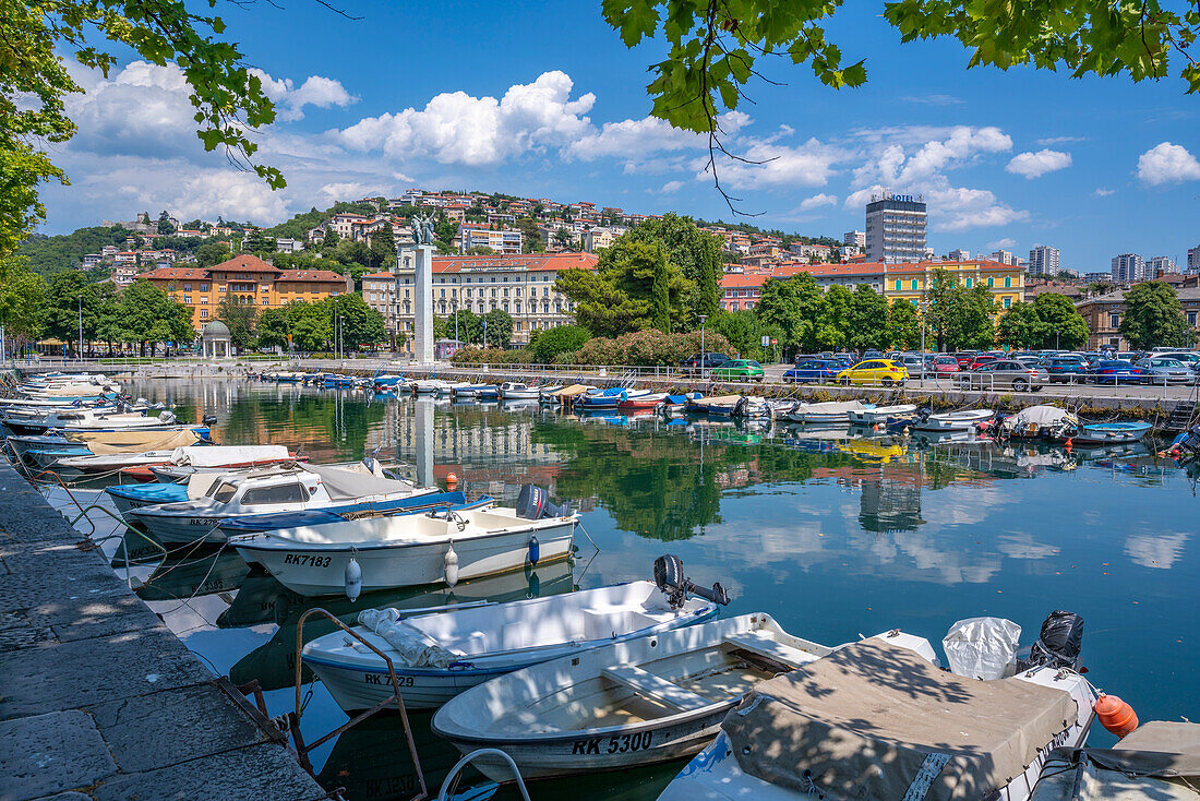 Blick auf den Mrtvi-Kanal und das Befreiungsdenkmal im alten Stadtzentrum, Rijeka, Kvarner-Bucht, Kroatien, Europa