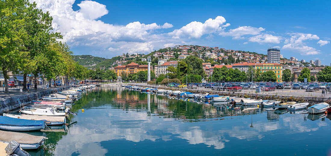 Blick auf den Mrtvi-Kanal und das Befreiungsdenkmal im alten Stadtzentrum, Rijeka, Kvarner-Bucht, Kroatien, Europa