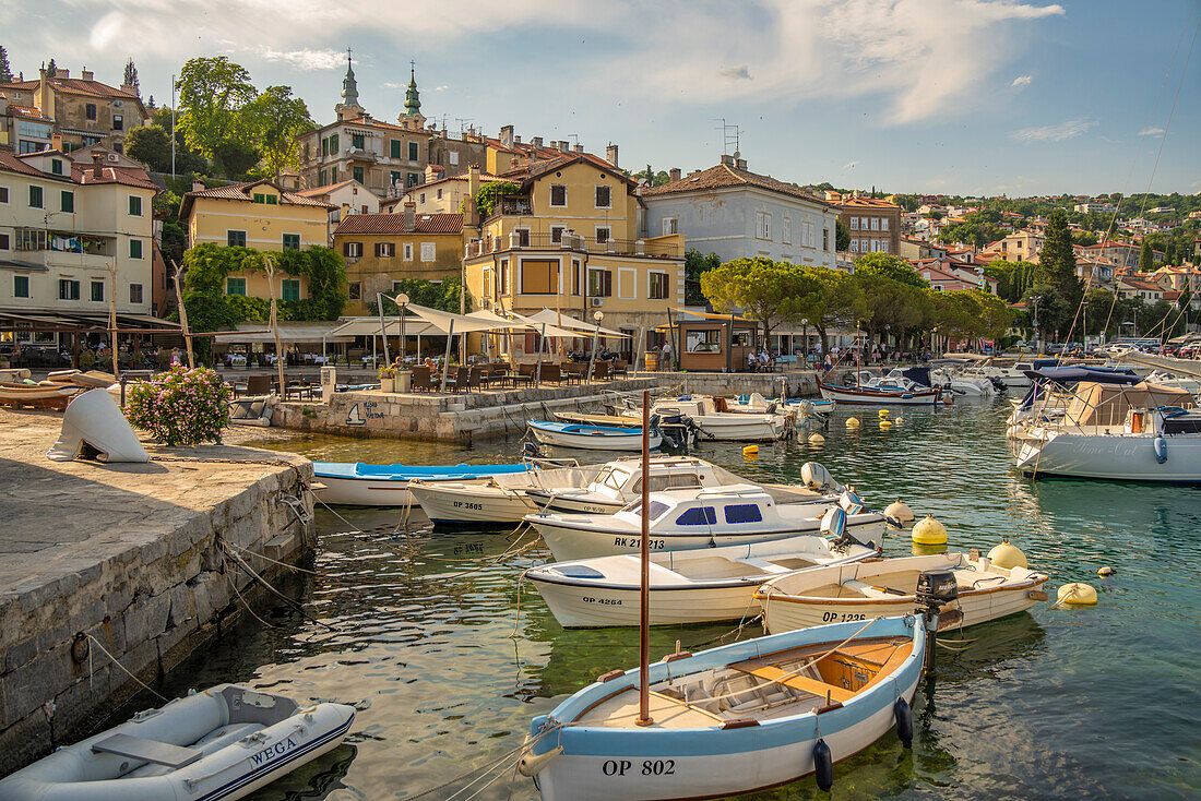 Blick auf Boote im Yachthafen und Hafenrestaurants zur goldenen Stunde in Volosko, Opatija, Kvarner Bucht, Kroatien, Europa