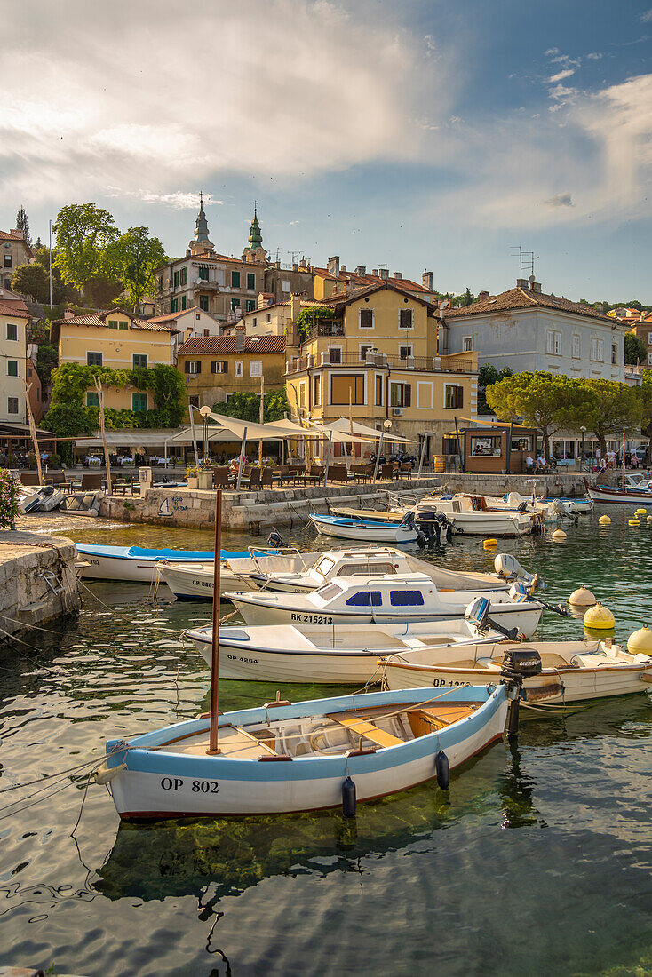 Blick auf Boote im Yachthafen und Hafenrestaurants zur goldenen Stunde in Volosko, Opatija, Kvarner Bucht, Kroatien, Europa