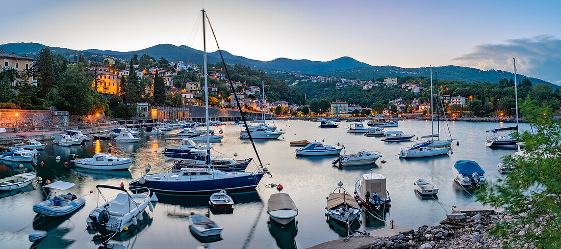 Blick auf Boote im Hafen von Ika in der Abenddämmerung, Ika, Kvarner Bucht, Ost-Istrien, Kroatien, Europa