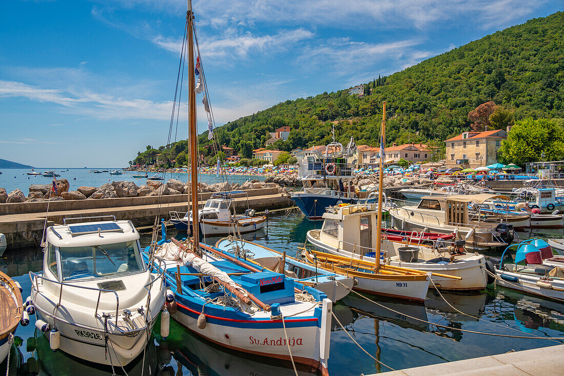 Blick auf Boote im Yachthafen von Moscenicka Draga, Kvarner Bucht, Ost-Istrien, Kroatien, Europa