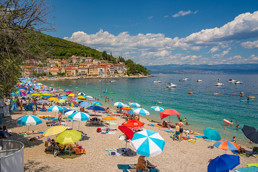 Blick auf den Strand und die Stadt im Hintergrund in Moscenicka Draga, Kvarner Bucht, Ost-Istrien, Kroatien, Europa