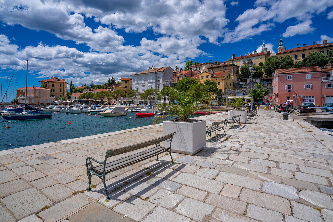 Blick auf Hotels und Kirche mit Blick auf den Yachthafen von Volosko, Kvarner Bucht, Ost-Istrien, Kroatien, Europa