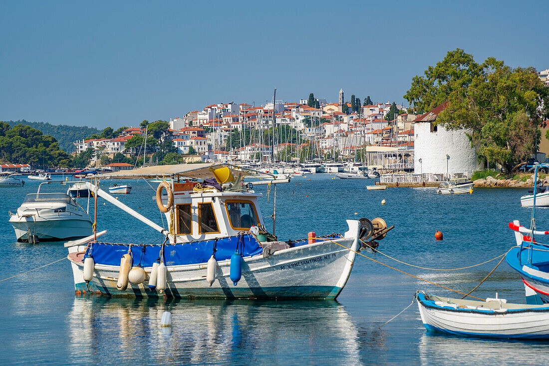 Blick auf Boote und Skiathos-Stadt, Insel Skiathos, Sporaden-Inseln, Griechische Inseln, Griechenland, Europa