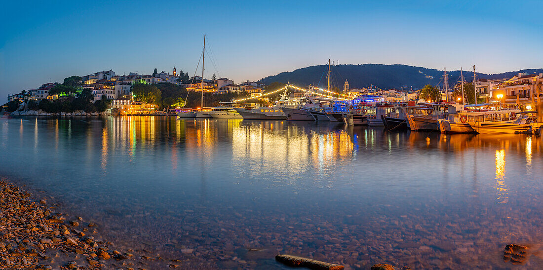Blick auf den alten Hafen von Belvedere Skiathos in der Abenddämmerung in Skiathos-Stadt, Insel Skiathos, Sporaden, Griechische Inseln, Griechenland, Europa