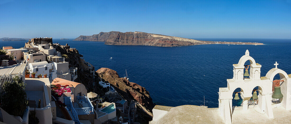 Das Dorf Oia am Rande einer vulkanischen Caldera, Santorin, Thira, Kykladen, Griechische Inseln, Griechenland, Europa