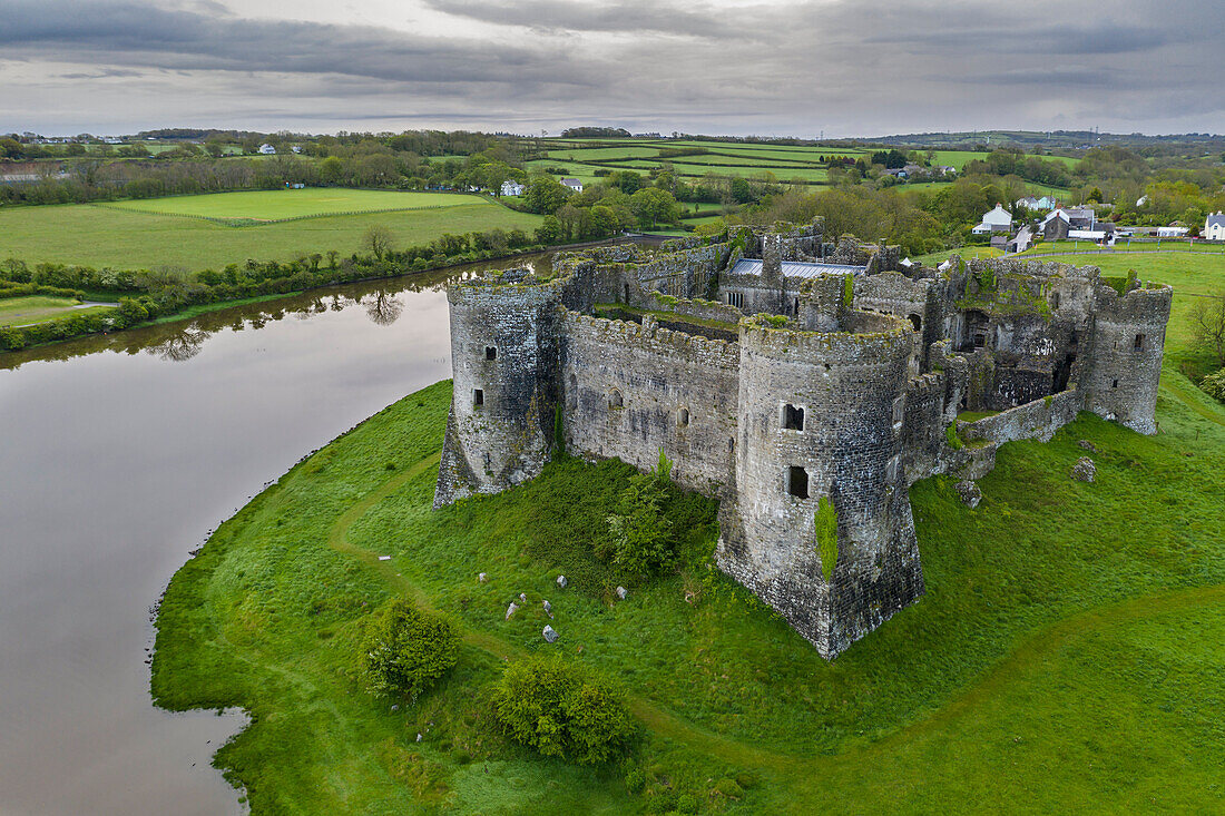 Die herrlichen Ruinen von Carew Castle, Carew, Pembrokeshire, Wales, Vereinigtes Königreich, Europa