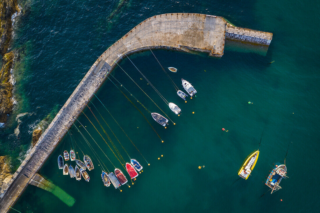 Luftaufnahme von Fischerbooten im Hafen von Mevagissey, Cornwall, England, Vereinigtes Königreich, Europa