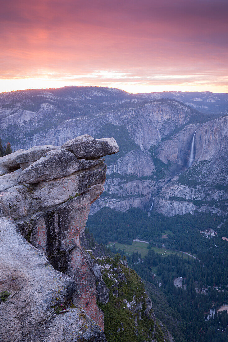 Rosafarbener Sonnenuntergang über dem Yosemite Valley vom Glacier Point aus, Yosemite-Nationalpark, UNESCO-Weltnaturerbe, Kalifornien, Vereinigte Staaten von Amerika, Nordamerika