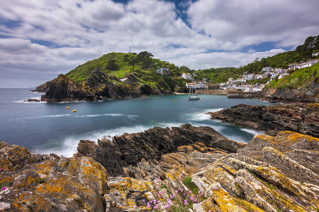 Das schöne kornische Fischerdorf Polperro, eingebettet zwischen den Klippen an der Südküste Cornwalls, England, Vereinigtes Königreich, Europa