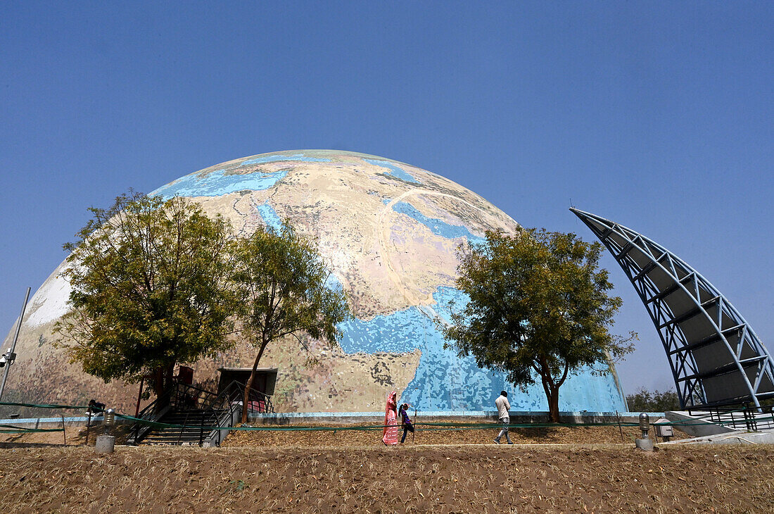 Besucher vor der Halle für Raumfahrt und Wissenschaft in der 2002 eröffneten Gujarat Science and Education City, Ahmedabad, Gujarat, Indien, Asien