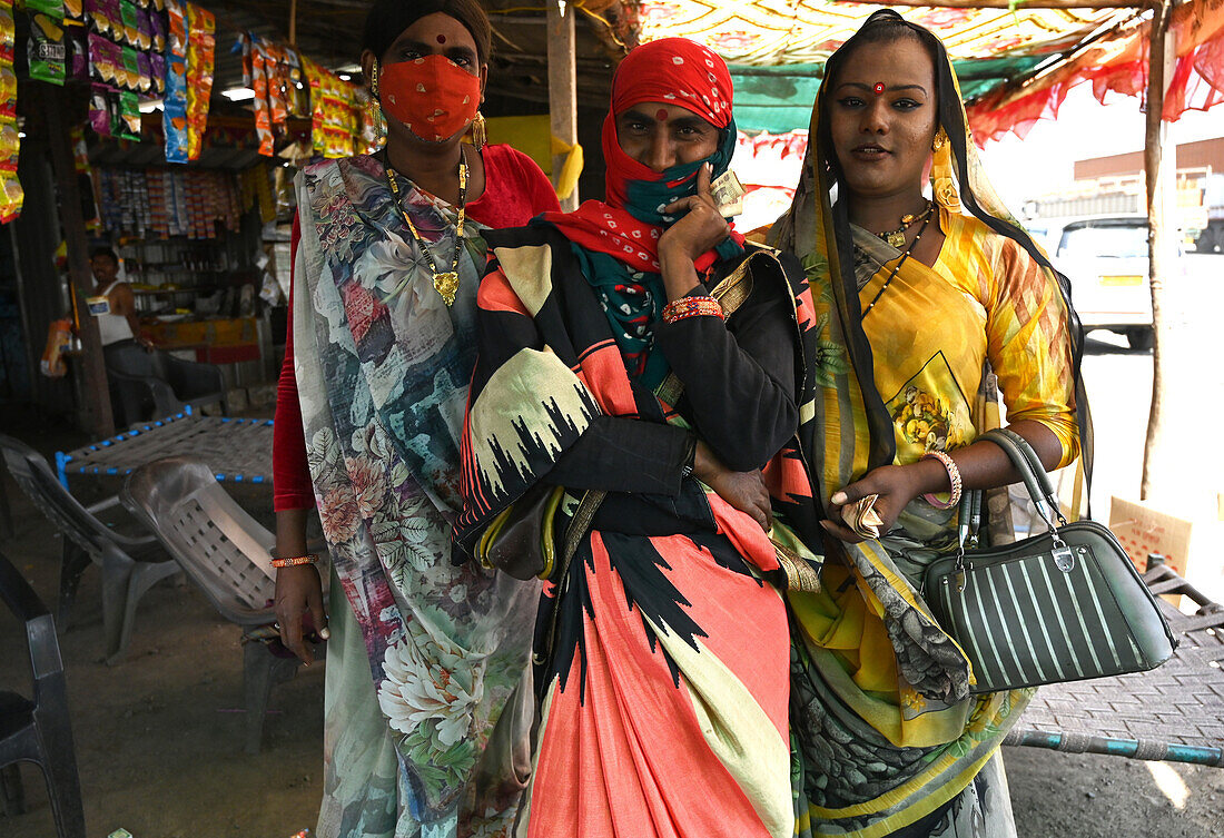 Drei Hijras, Transgender, in einem Dhaba am Straßenrand, die versuchen, jede Arbeit anzunehmen, die sie bekommen können, Bavla, Gujarat, Indien, Asien
