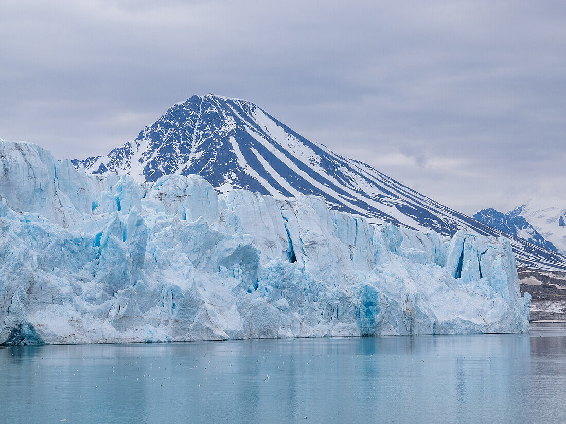 Ein Blick auf den Lilliehookbreen (Lilliehook-Gletscher) auf der Nordwestseite von Spitzbergen, Svalbard, Norwegen, Europa