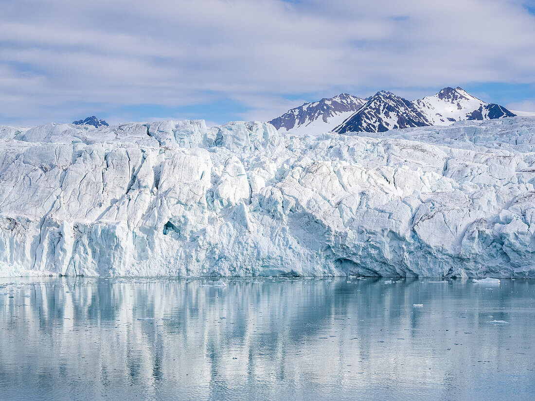 Ein Blick auf den Lilliehookbreen (Lilliehook-Gletscher) auf der Nordwestseite von Spitzbergen, Svalbard, Norwegen, Europa