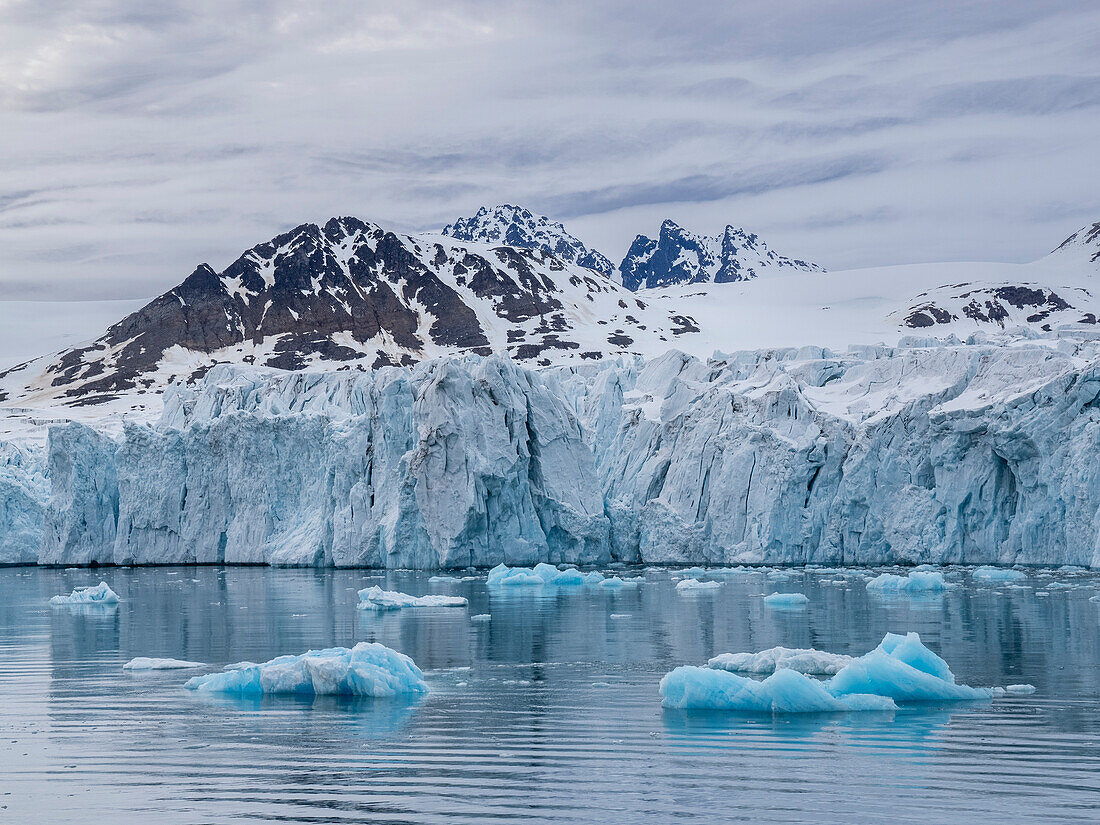 Ein Blick auf den Gezeitengletscher am Fjortende Julibukta (14. Juli-Gletscher), Svalbard, Norwegen, Europa