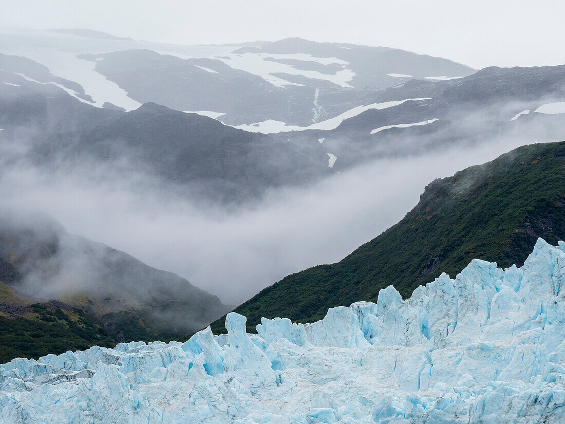 Ein Blick auf den Aialik-Gletscher, der vom Harding-Eisfeld kommt, Kenai Fjords National Park, Alaska, Vereinigte Staaten von Amerika, Nordamerika