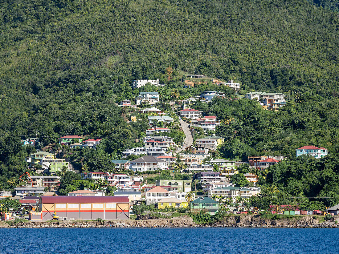 Ein Blick vom Meer aus auf die üppigen Berge, die die Hauptstadt Roseau an der Westküste von Dominica, Windward Islands, Westindien, Karibik, Mittelamerika umgeben