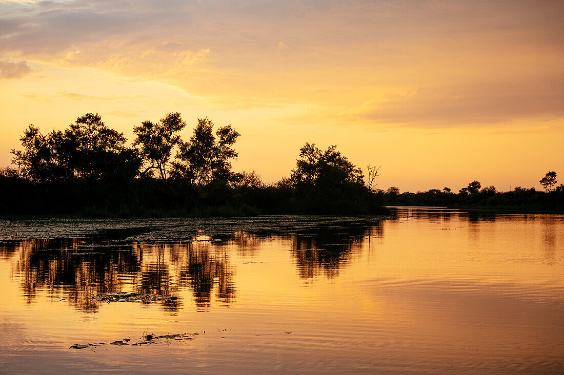 Sonnenuntergang über dem Motlhabatsi-Fluss, Marataba, Marakele-Nationalpark, Südafrika, Afrika