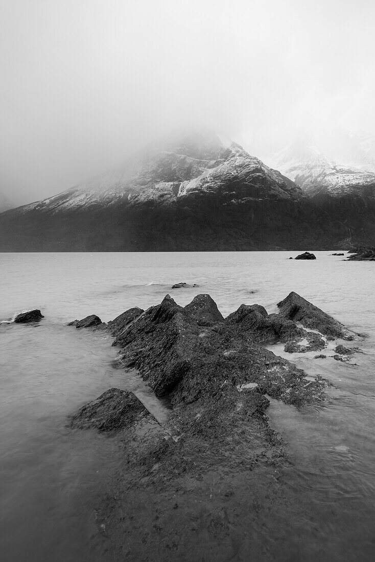 Die im Nebel versteckten Gipfel von Los Cuernos, Nationalpark Torres del Paine, Patagonien, Chile, Südamerika