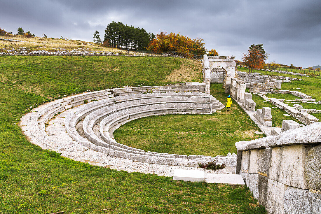 Frau genießt den Besuch im Theater der archäologischen Stätte von Pietrabbondante in Samnium, Provinz Isernia, Molise, Italien, Europa