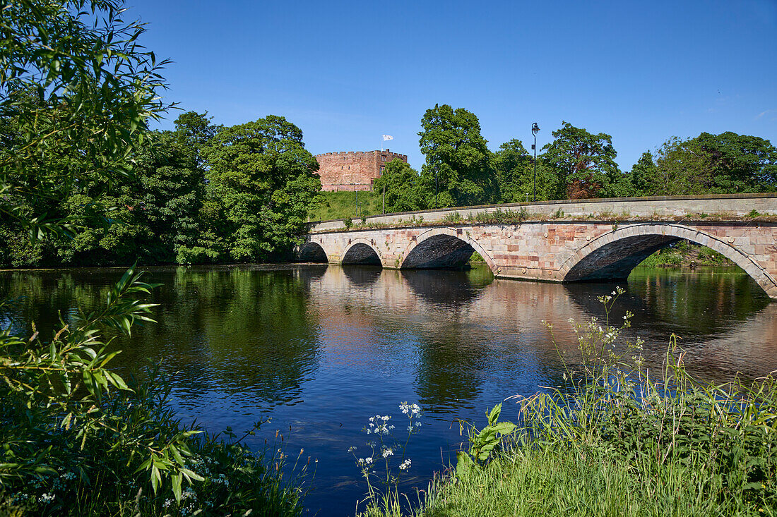 Blick auf die Burg Tamworth und den Fluss Thame, Tamworth, Staffordshire, England, Vereinigtes Königreich, Europa