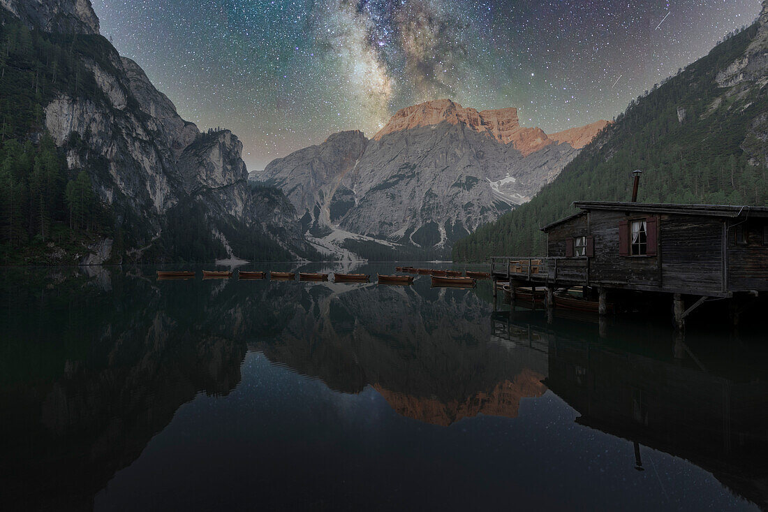 Pragser Wildsee bei Nacht, Dolomiten, Südtirol, Italien, Europa