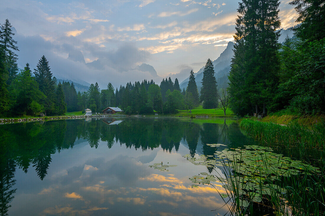 Der Welspergsee bei Sonnenaufgang, Canalital, Dolomiten, Trentino, Italien, Europa