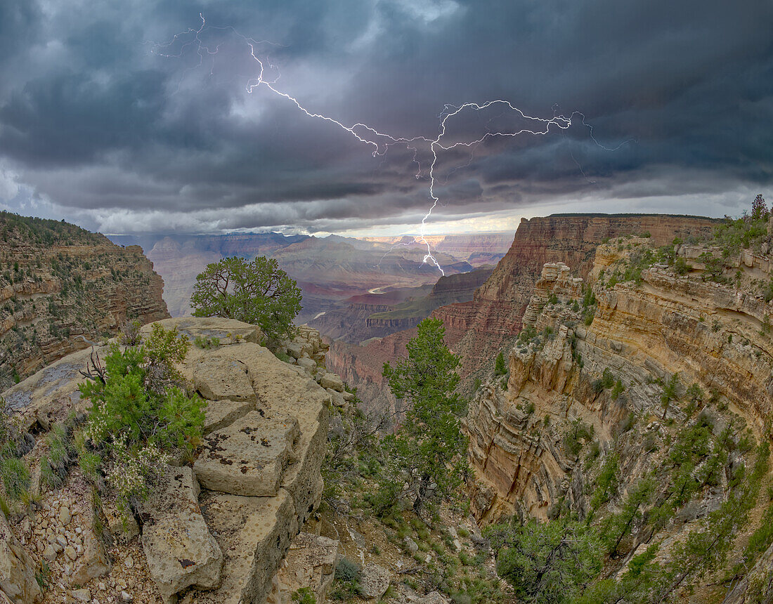 Ein Monsunsturm rollt über den Grand Canyon zwischen Zuni Point und Papago Point, Grand Canyon National Park, UNESCO-Weltnaturerbe, Arizona, Vereinigte Staaten von Amerika, Nordamerika