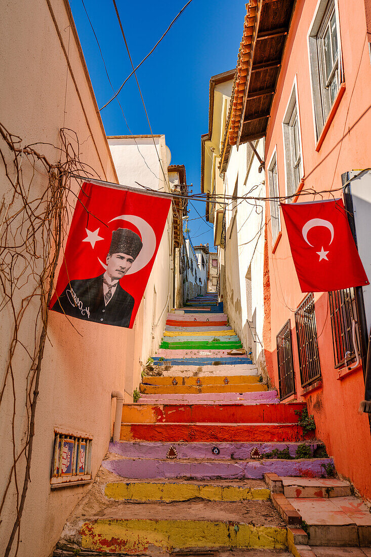 Eine bunte Treppe in Kusadasi, Anatolien, Türkei, Kleinasien, Asien