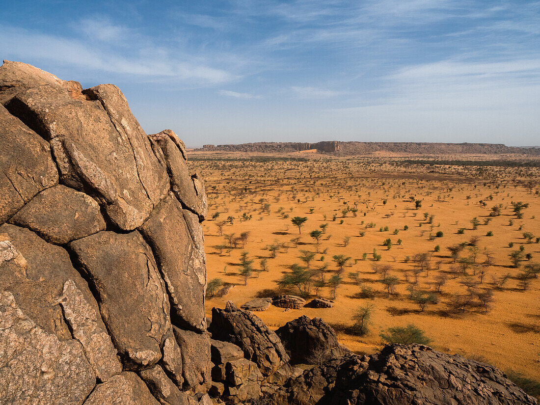 Eine Reihe von Felsformationen zwischen Kiffa und Ayoun, Mauretanien, Sahara-Wüste, Westafrika, Afrika