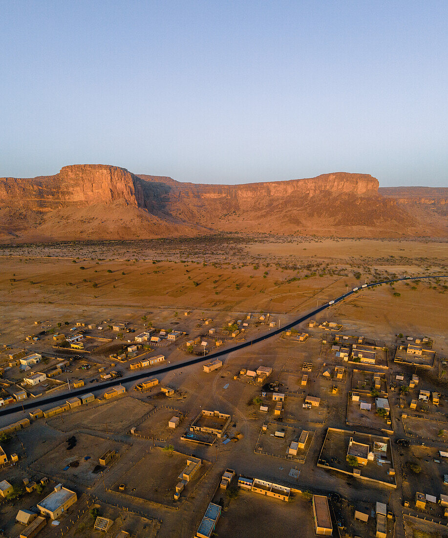 Eine riesige Felsklippe und Schlucht bei Kamour, Mauretanien, Sahara-Wüste, Westafrika, Afrika