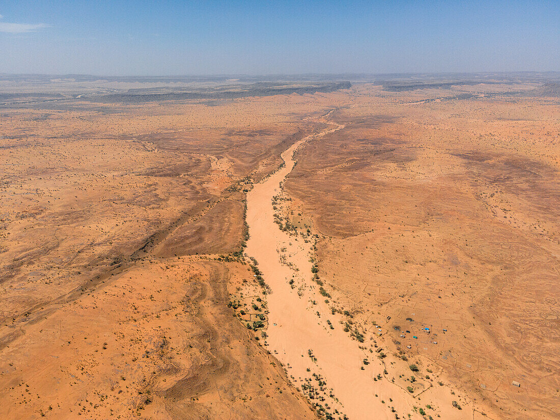 Ein Flussbett, Palmen und Dünen umgeben das Dorf Kamour, Mauretanien, Sahara-Wüste, Westafrika, Afrika