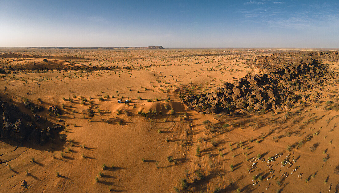 Eine Gruppe eigentümlicher Felsformationen zwischen Kiffa und Ayoun, Mauretanien, Sahara-Wüste, Westafrika, Afrika