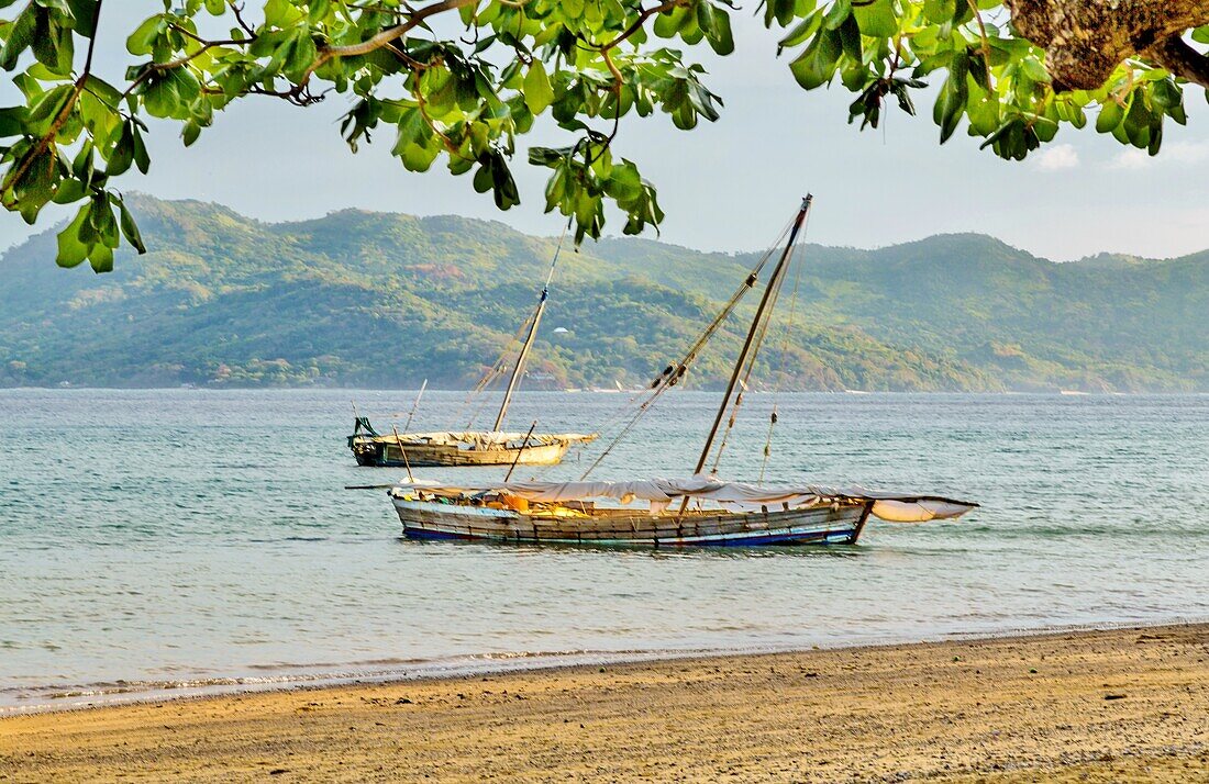 Hölzerne Segelboote vor Anker auf der Insel Nosy Be, Nordwest-Madagaskar, Indischer Ozean, Afrika