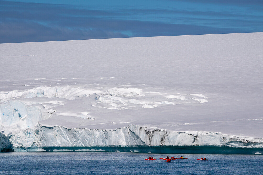 National Geographic Expeditions, Ponant-Gäste beim Kajakfahren entlang einer Eiskante, Larsen Inlet, Weddellmeer, Antarktis, Polarregionen