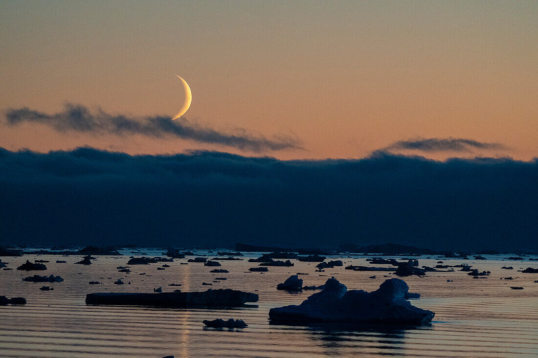 Mondaufgang in der Abenddämmerung im Weddellmeer, Antarktis, Polarregionen