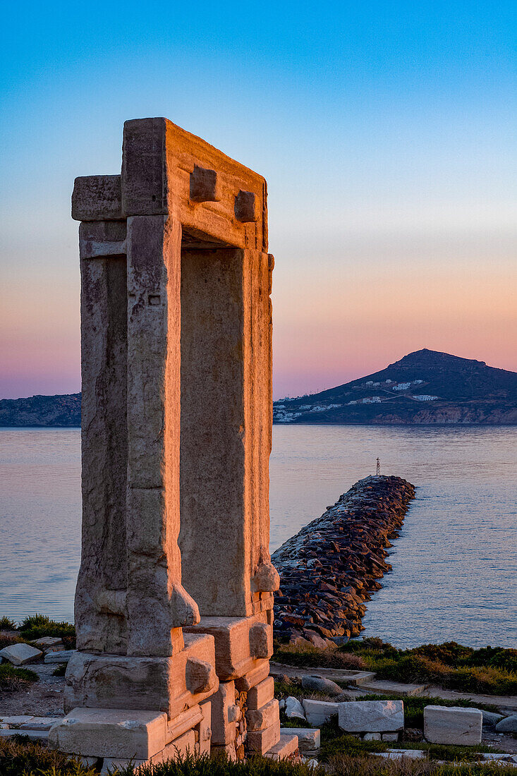 Abenddämmerung am Porta Gateway, Teil des unvollendeten Apollo-Tempels, Naxos-Stadt, Naxos, Kykladen, Ägäisches Meer, mit Paros dahinter, Griechische Inseln, Griechenland, Europa
