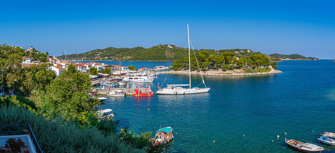 Blick auf Boote im Alten Hafen von oben, Skiathos Stadt, Insel Skiathos, Sporaden, Griechische Inseln, Griechenland, Europa
