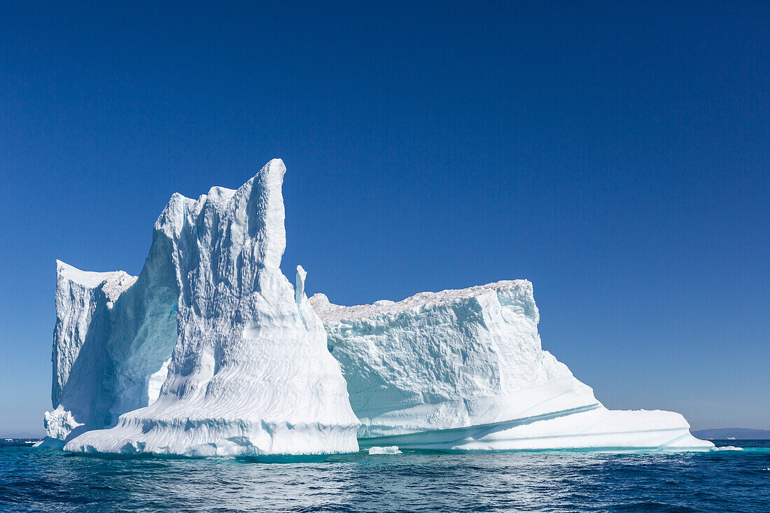 Riesige Eisberge aus dem Ilulissat-Eisfjord, gestrandet auf einer ehemaligen Endmoräne in Ilulissat, Grönland, Dänemark, Polargebiete