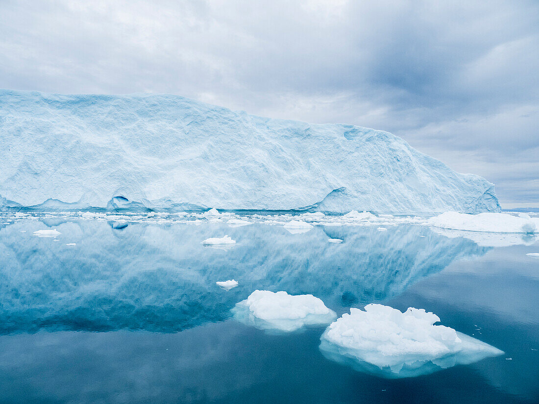 Riesige Eisberge aus dem Ilulissat-Eisfjord, die auf einer ehemaligen Endmoräne außerhalb von Ilulissat gestrandet sind, Grönland, Dänemark, Polarregionen