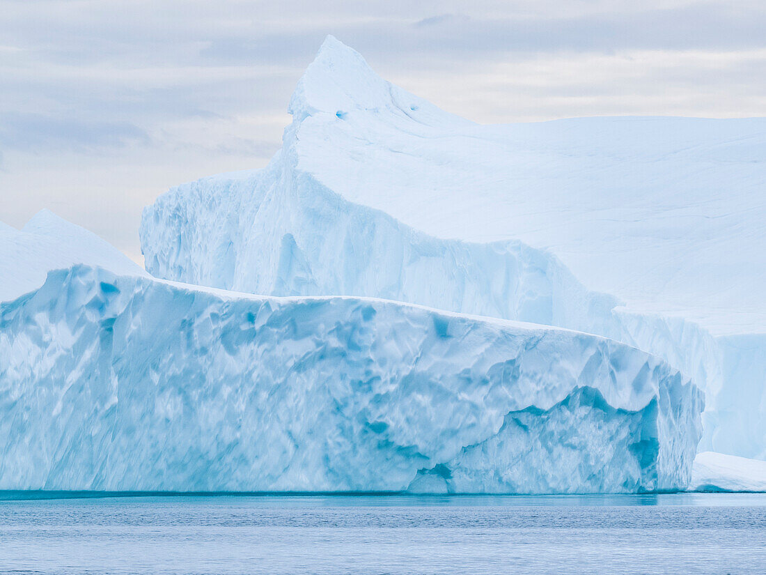 Riesige Eisberge aus dem Ilulissat-Eisfjord, die auf einer ehemaligen Endmoräne außerhalb von Ilulissat gestrandet sind, Grönland, Dänemark, Polarregionen