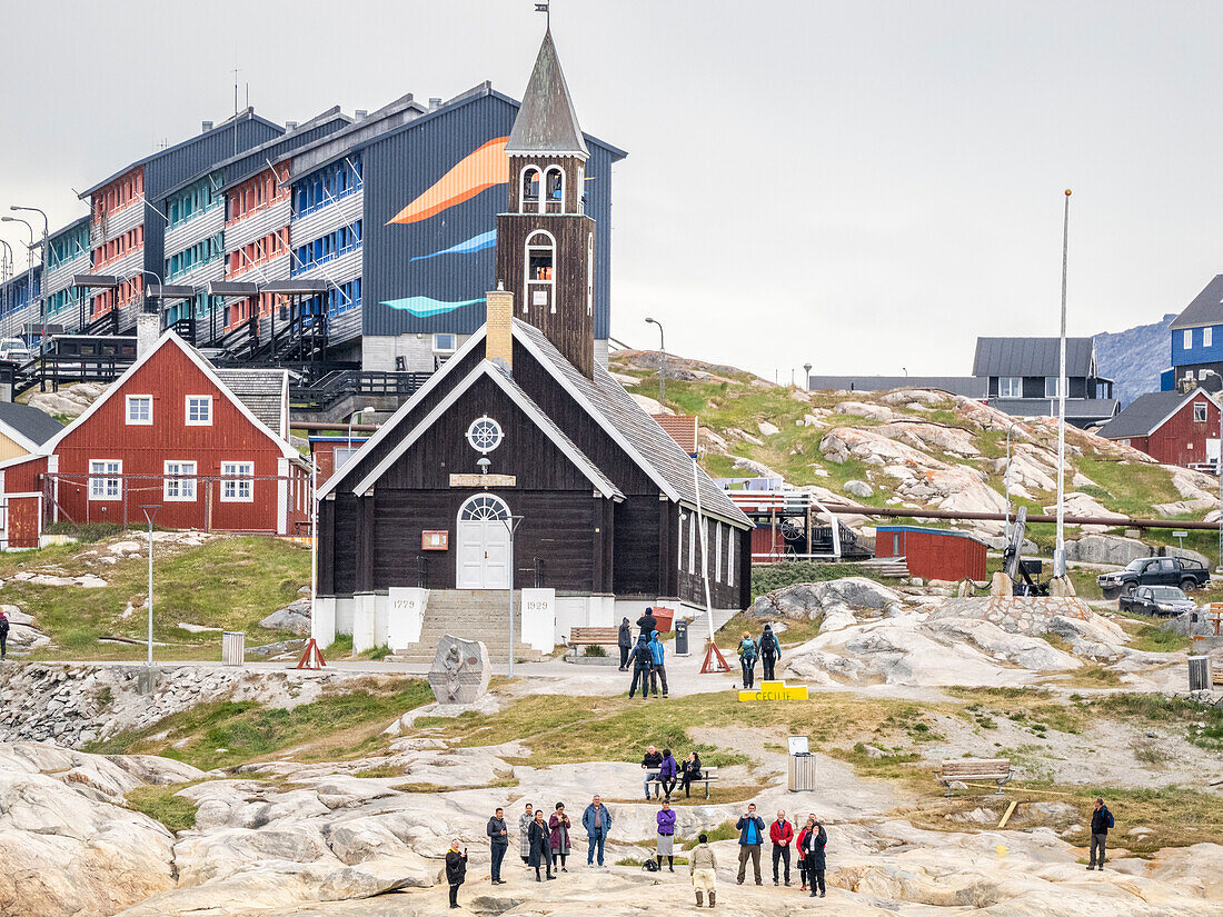 Blick auf die Zionskirche, umgeben von bunt bemalten Häusern in der Stadt Ilulissat, Grönland, Dänemark, Polarregionen