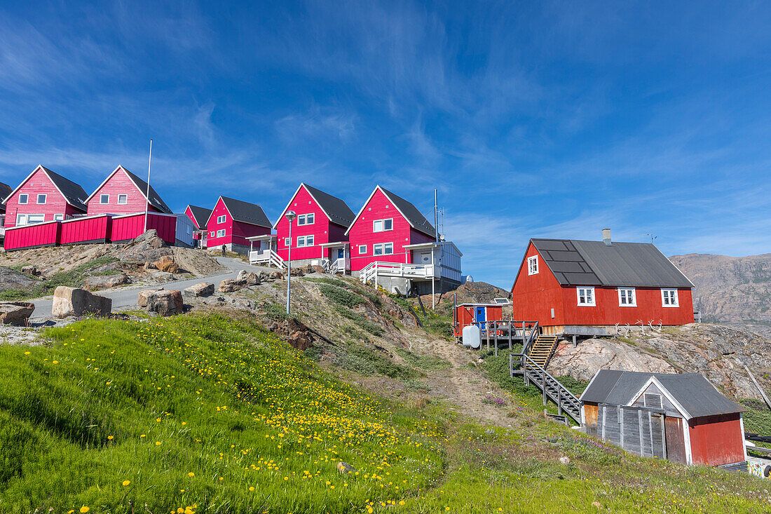 Bunt bemalte Häuser in der Stadt Sisimiut, Grönland, Dänemark, Polarregionen