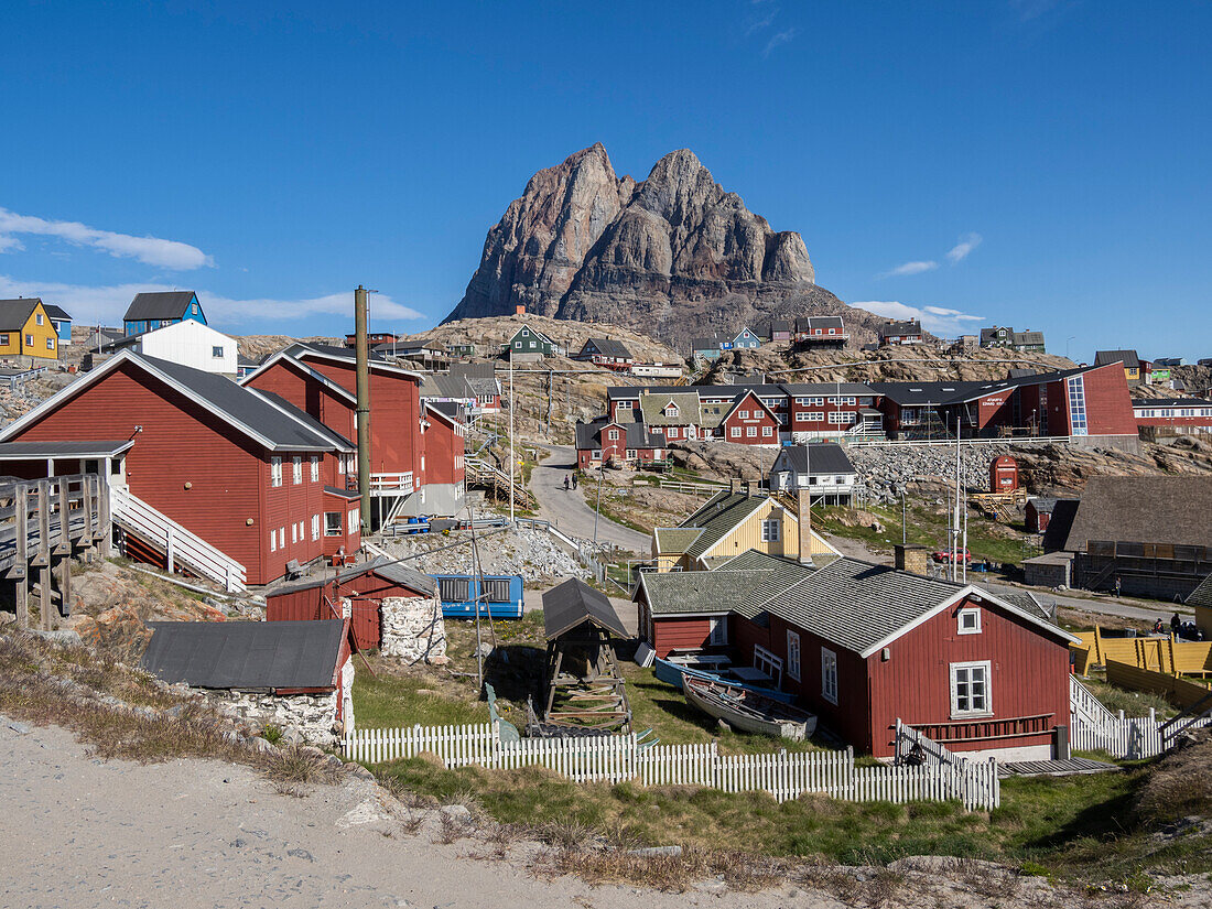 Bunt bemalte Häuser in der kleinen Stadt Uummannaq auf der Insel Uummannaq, Grönland, Dänemark, Polarregionen