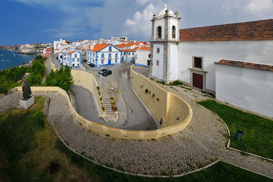 Panoramablick über das historische Stadtzentrum und die Kirche Saint Salvador, Sines, Alentejo, Portugal, Europa