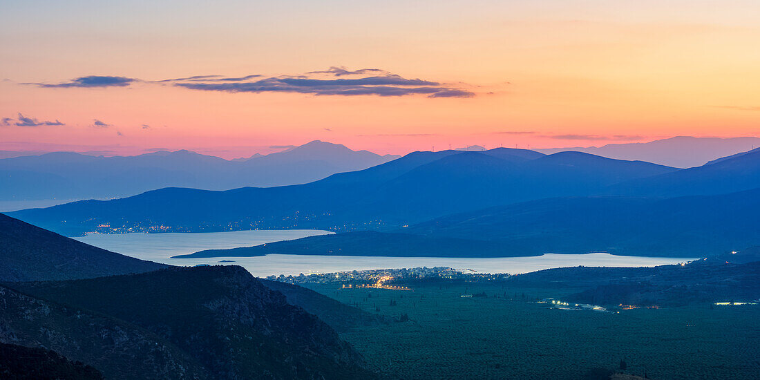 Blick über das Flusstal des Pleistos auf den Golf von Korinth in der Abenddämmerung, Delphi, Phokis, Griechenland, Europa