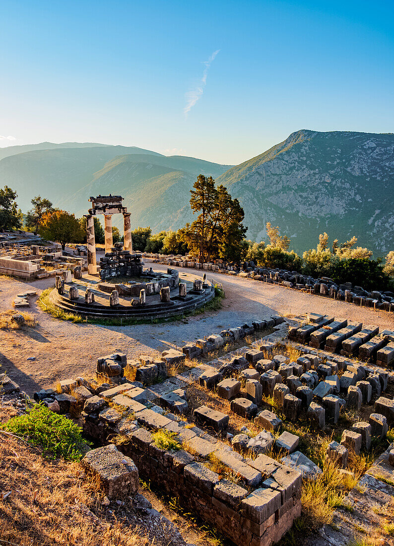 Tholos von Delphi, Tempel der Athena Pronaia, Sonnenaufgang, Delphi, UNESCO-Welterbestätte, Phokis, Griechenland, Europa
