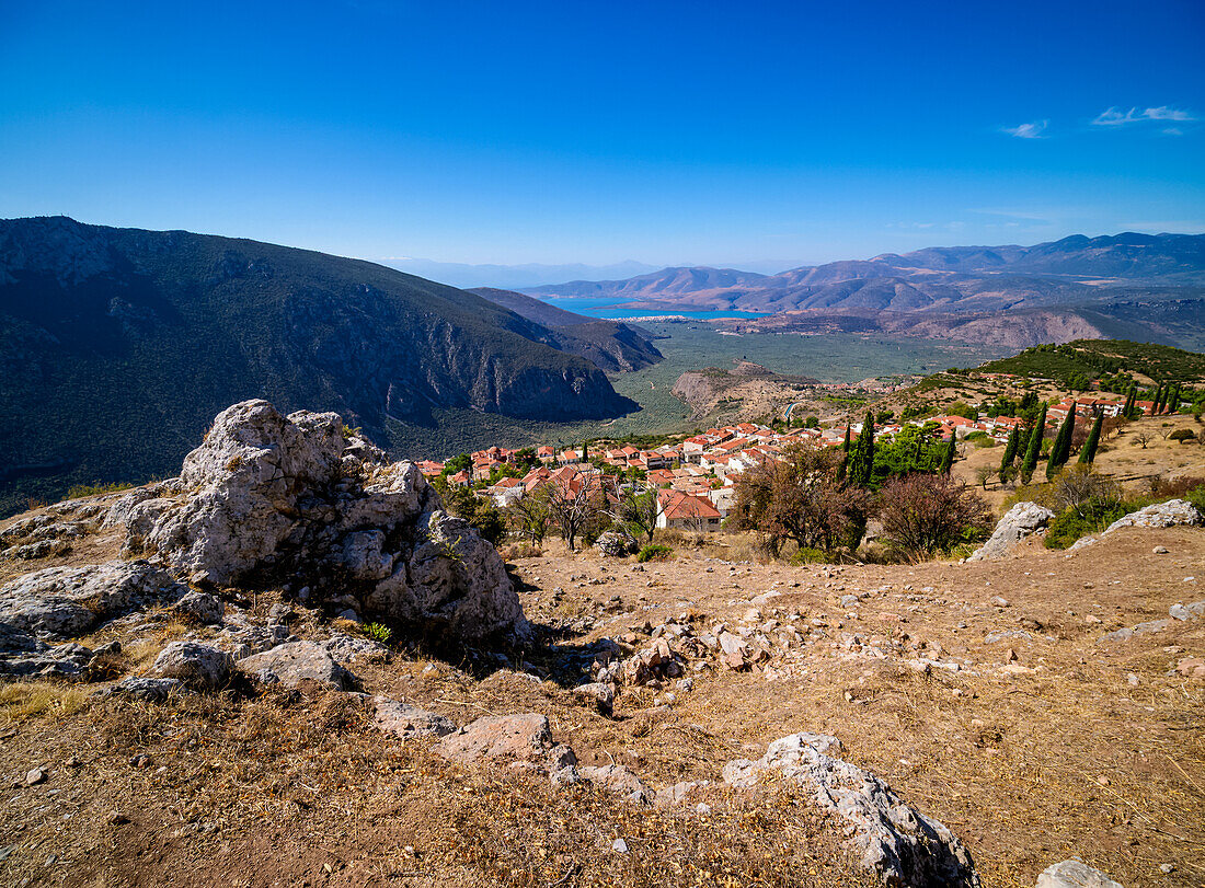 Blick über die Stadt Delphi und das Flusstal des Pleistos auf den Golf von Korinth, Delphi, Phokis, Griechenland, Europa