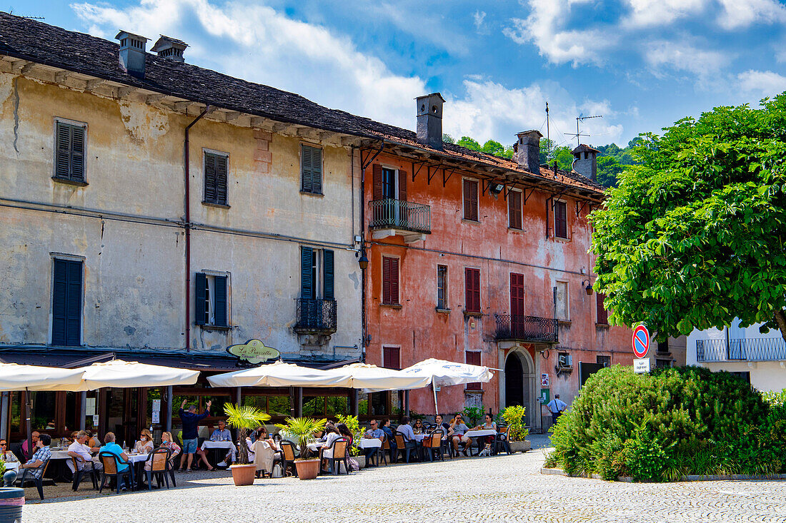 Restaurants in der Altstadt, Pella, Ortasee, Gebiet Verbania, Piemont, Italienische Seen, Italien, Europa